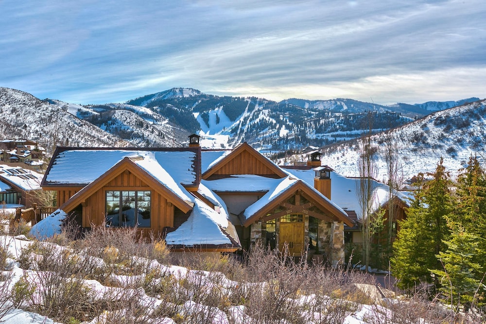 Telemark Luxury Retreat by Avantstay Stunning Views w Hot Tub Theatre Room and Pool Table