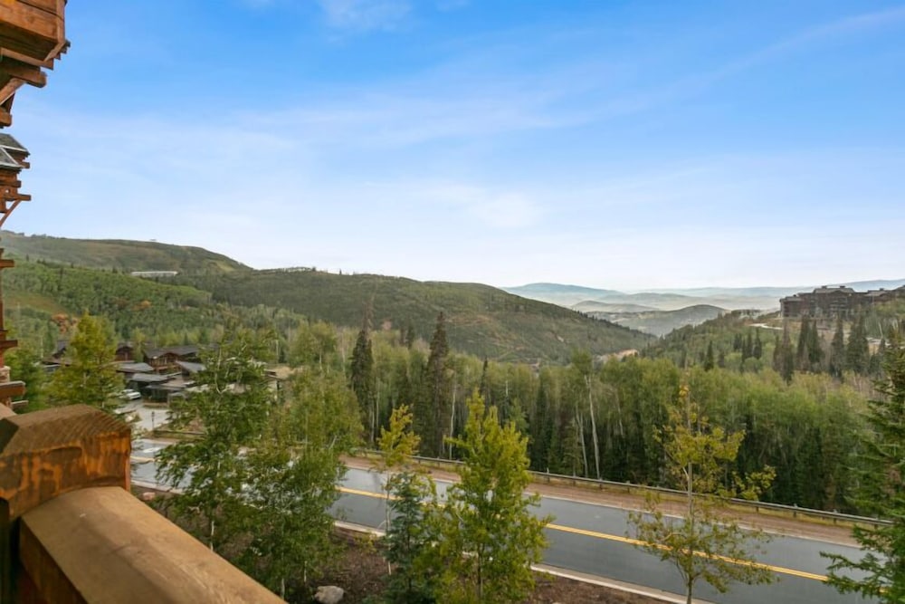 Grand Lodge - 3 Bedroom Deluxe #407 - Ski-in/out 3 Condo