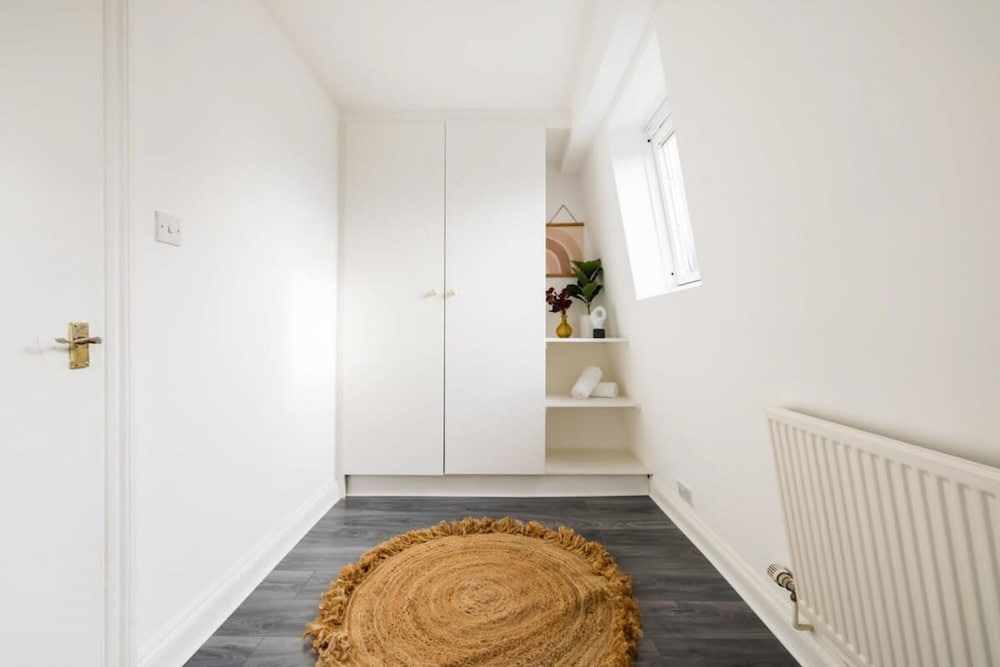 Stylish 2 Bedroom Apartment - Shepherd s Bush