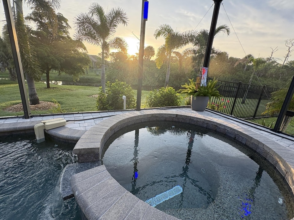 The Sanctuary - Private Pool+spa Vacation Home - Only 5 Minutes To The Gulf Coast! 3 Bedroom Home