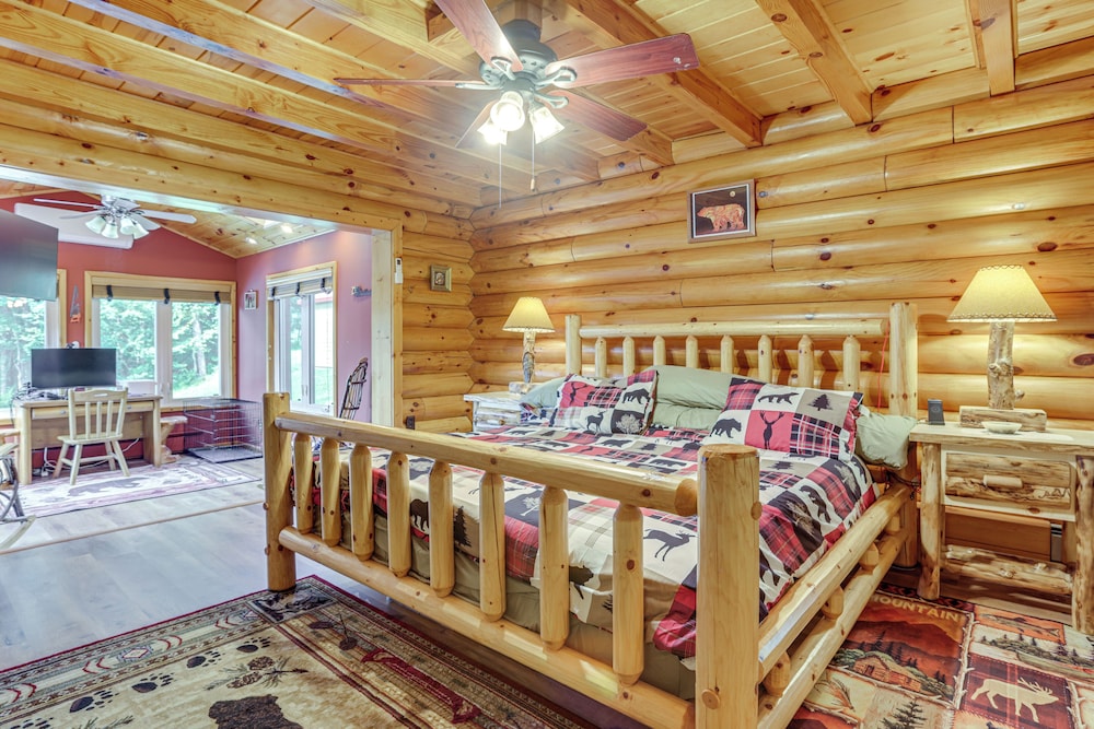 Hot Tub & Game Room: Deep Creek Winter Getaway