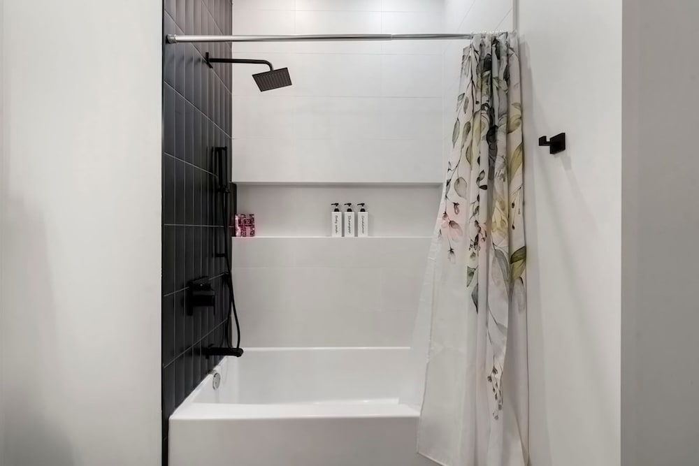 Chic 2BR 2BA Condo w Balcony - River North Chicago