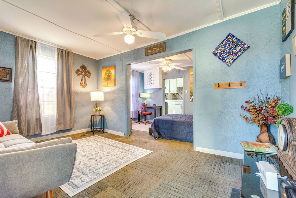 4 Mi to Dtwn Little Rock: Studio w/ Porch