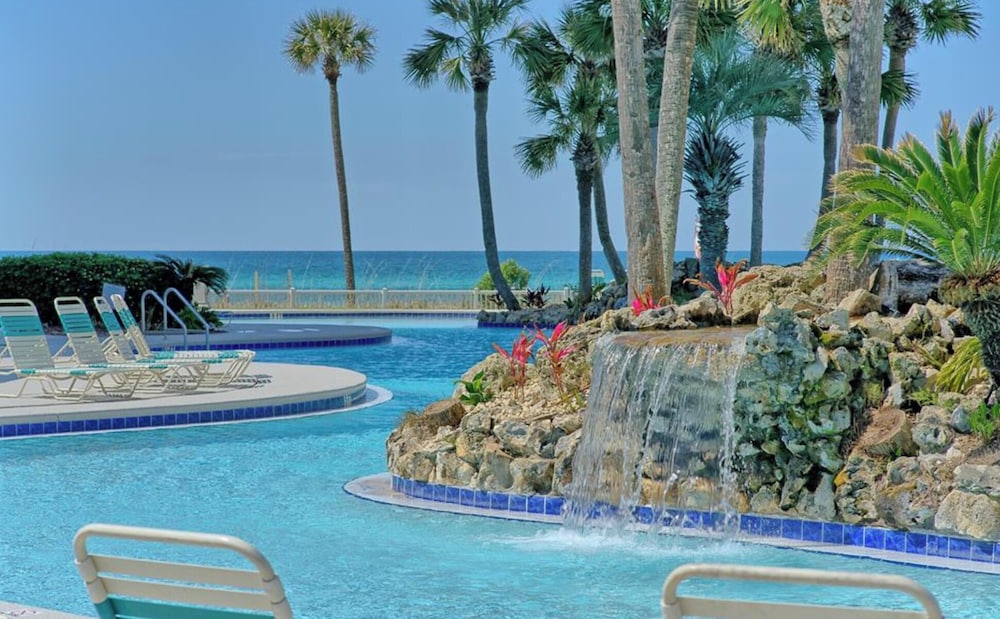 Coastal Hideaway: Cozy Beachfront Studio Sleeps 4 With Stunning Views!