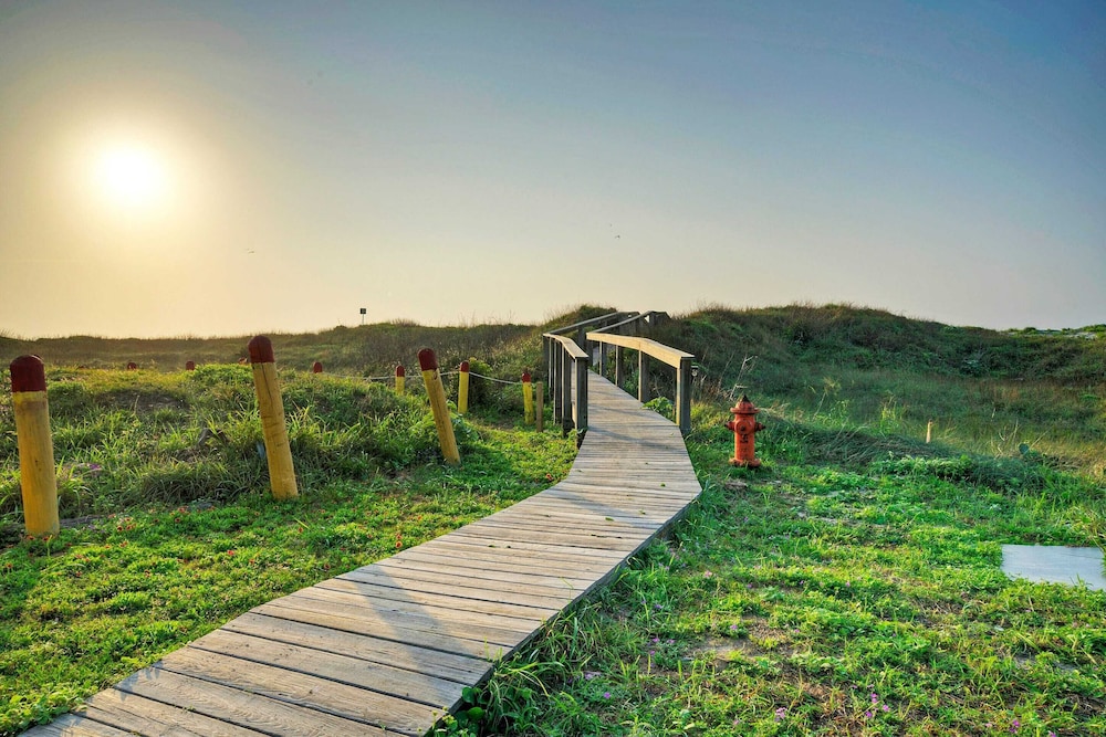 Sleeps 24 2 Homes w/ Beach Boardwalk Access & Deck Views Steps to the Beach