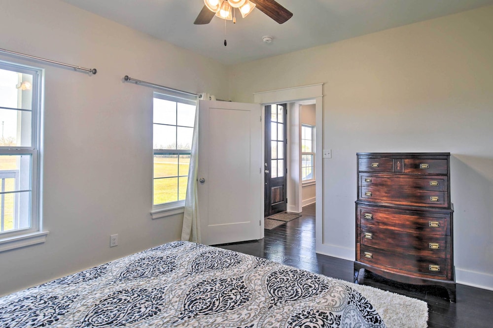 Spacious Texas Getaway w/ Fire Pit & Pond! view 3