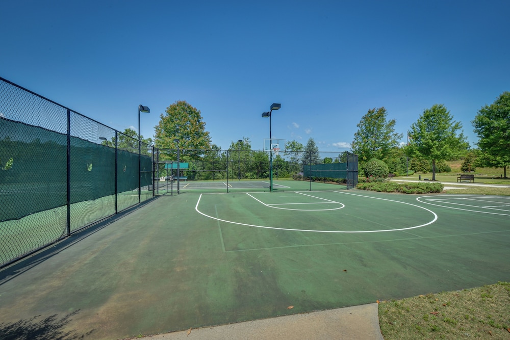Community Perks: Mountain-view Condo in Toccoa!