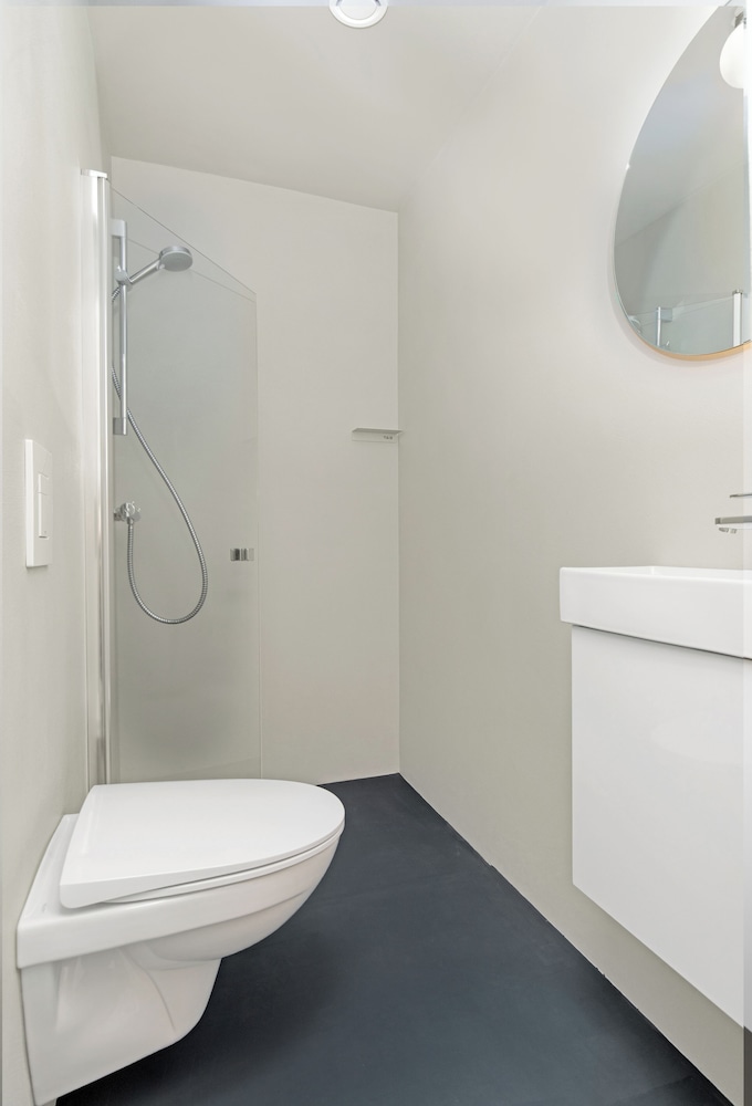 Central Guest House - Private Bathroom