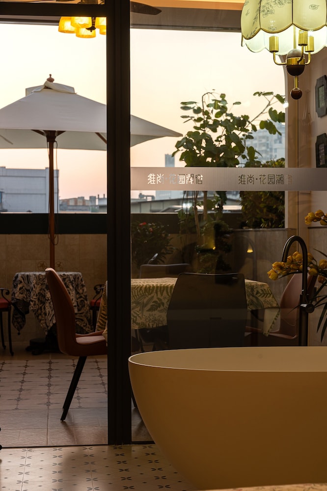 Vishan Garden Trendy Hostel