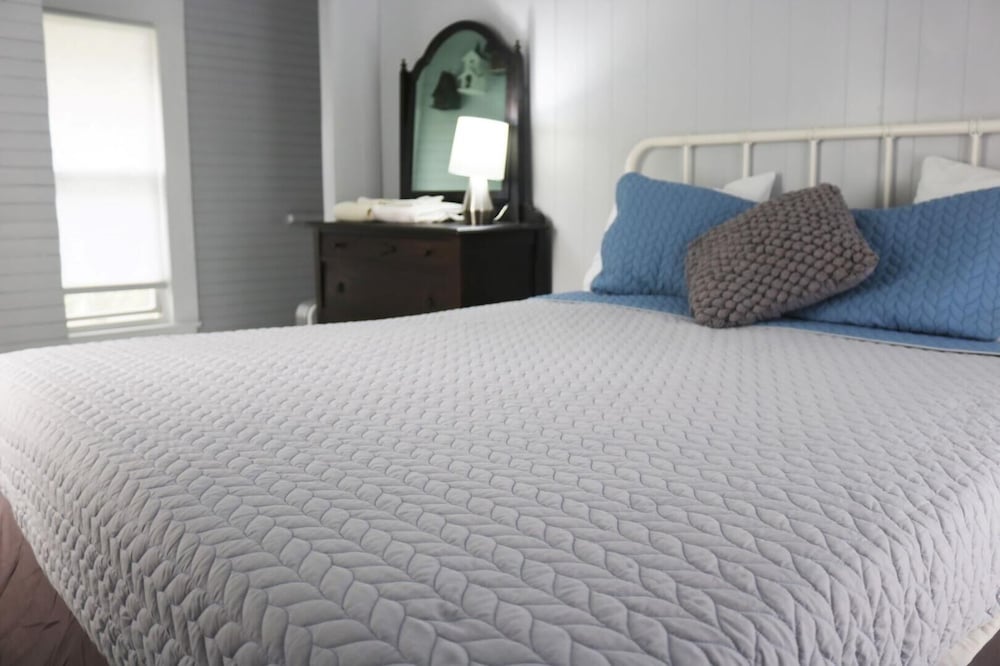 Sweet Mary 2 Bedroom Home by RedAwning view 2