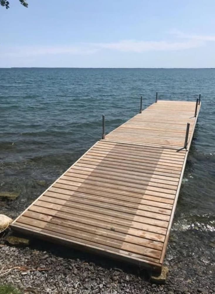 Clifton House - Waterfront Family Home in PEC