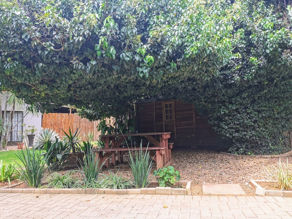 Aerotropolis Guest Lodge