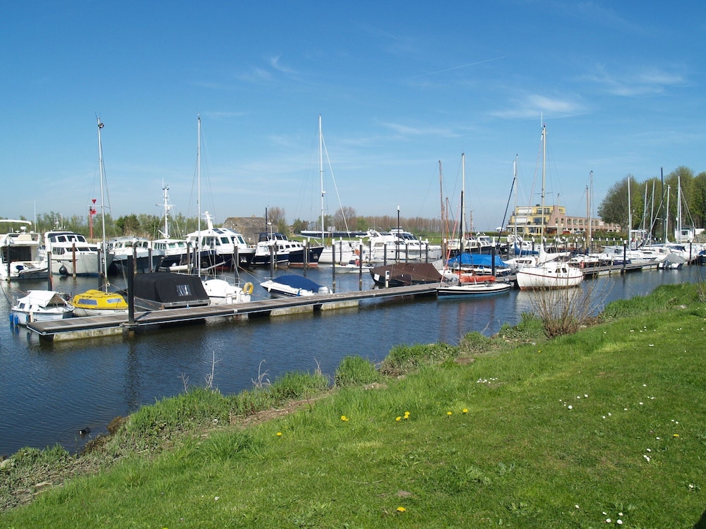 Well-kept Chalet not far From the Biesbosch