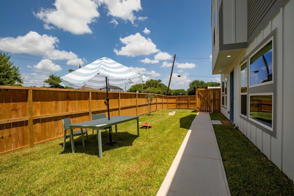 Houston Cozy Retreat 3br 3ba Downtown Views 3 Bedroom Duplex
