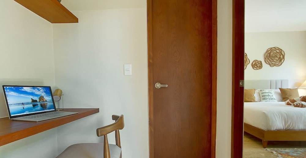 2 Br. Roof W/infinity Pool + Jacuzzi Spacious