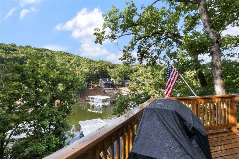 Lakefront Home, Private Dock + Kayaks,arcade Games, Pet Friendly