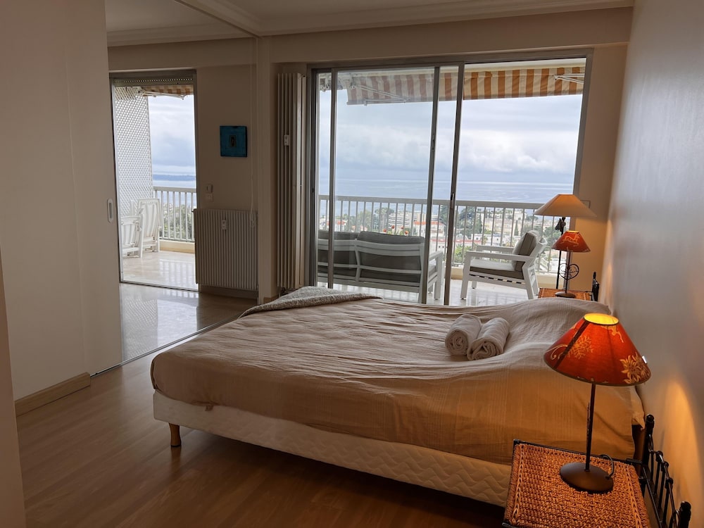 Large Light and Modern 2 Bedroomed Apartment in Cannes With Sea Views Pool and Lovely Terrace - 1503
