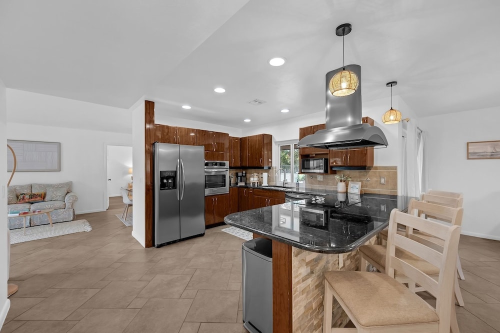 Naples Henrie Hideaway - Private Pool, Pet Friendly 12 Mins From Beach & Downtown 3 Bedroom Home