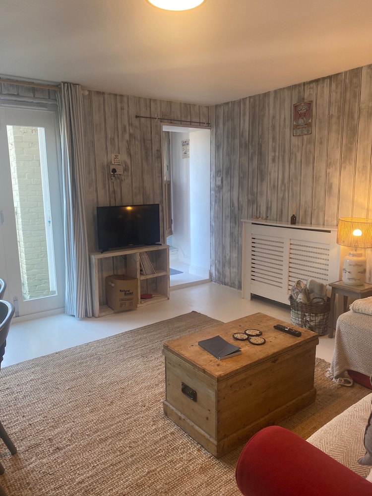 Isle Escape Retreat- Sleeps 4, Garden & Games Room