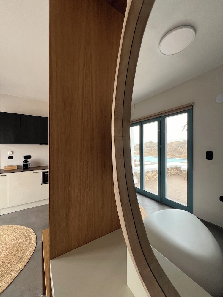 Thronos Suites