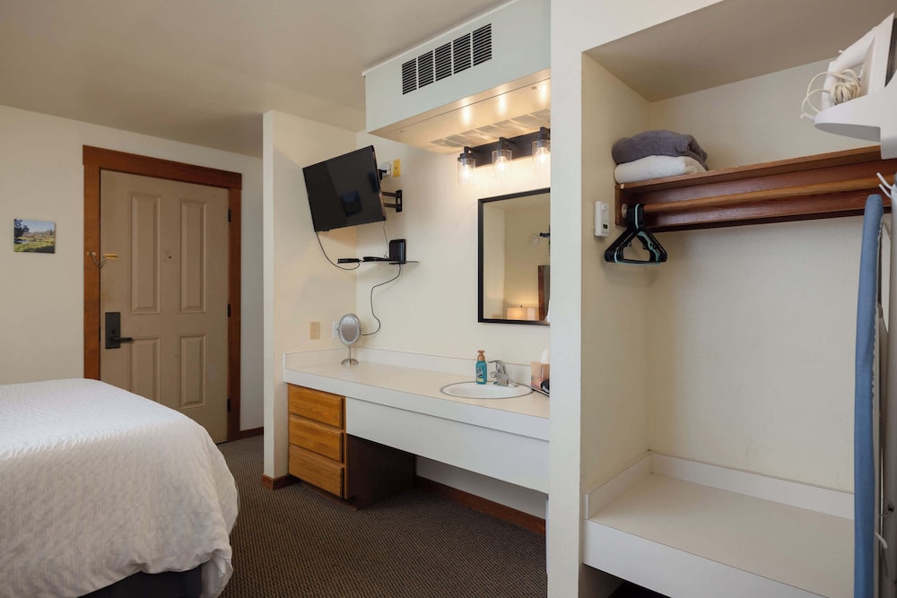 Cozy Cascade Retreat - For 4!