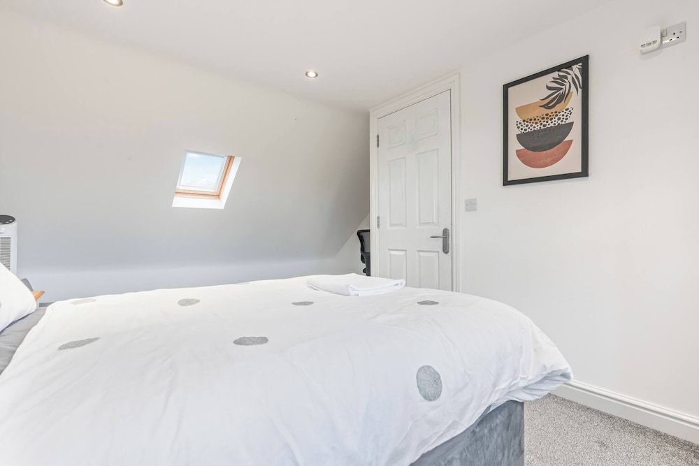 Beautiful 5 Bedroom Home in Coventry 14min to NEC