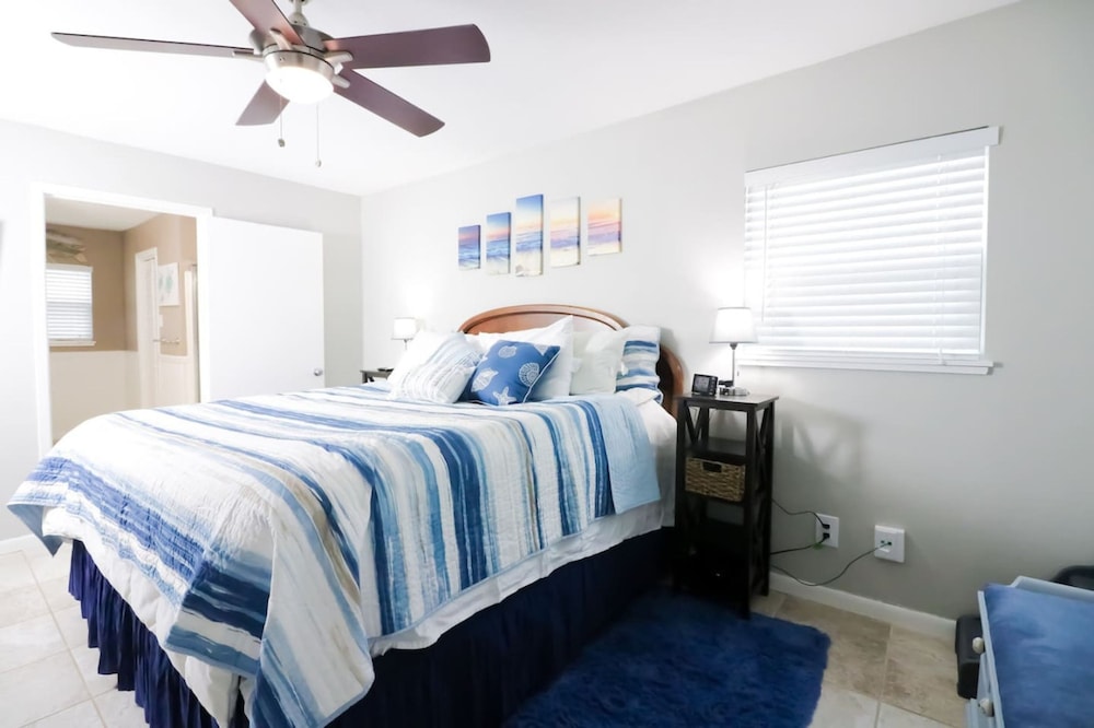 Sunny Daze Walk to Beach 2 Decks Pet Friendly