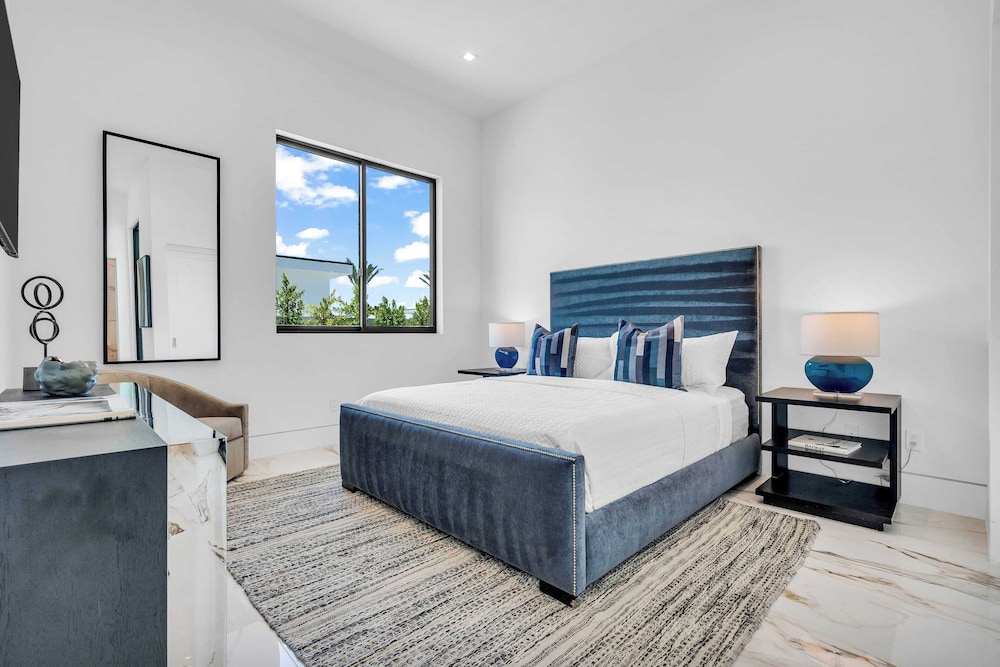 Luxury Retreat Pool, Putting Green + Pickleball Sleeps 17 Bravo Villa 8 by Avantstay