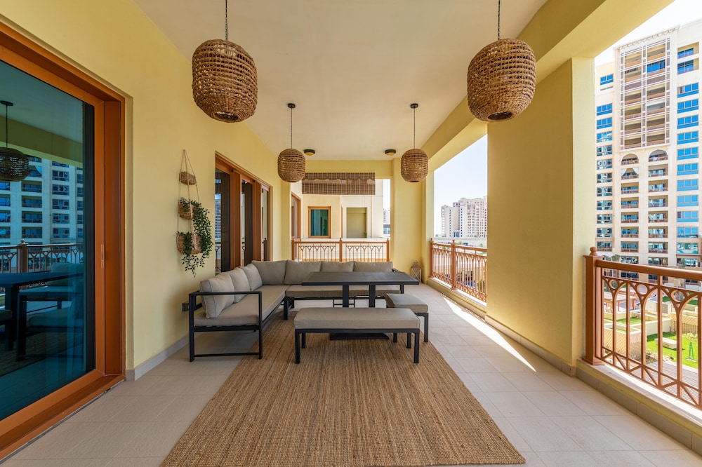 Maison Privee - Exclusive Apt with Seafront Views over Palm Jumeirah