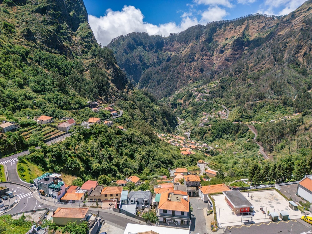 Cora o da Madeira - Torre by Homie