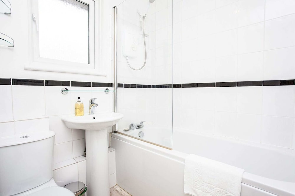 Stunning Spacious South London 1 Bed Apartment with Balcony