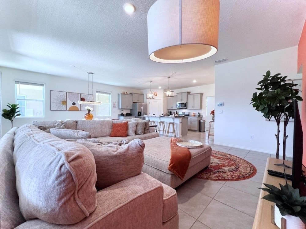 Beautiful 5 Bed Pool Home With Game Room-7543ol 5 Bedroom Home