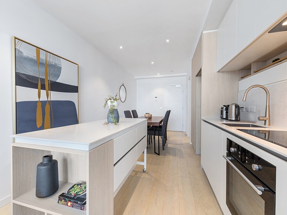 Chic 1-bed With City Views, Parking, Gym & Pool