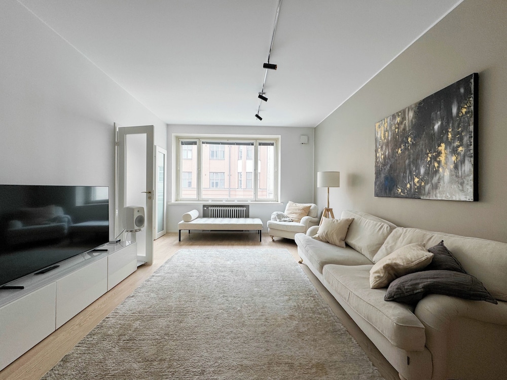 Stylish Downtown 2BR Flat with Sauna and Work Area
