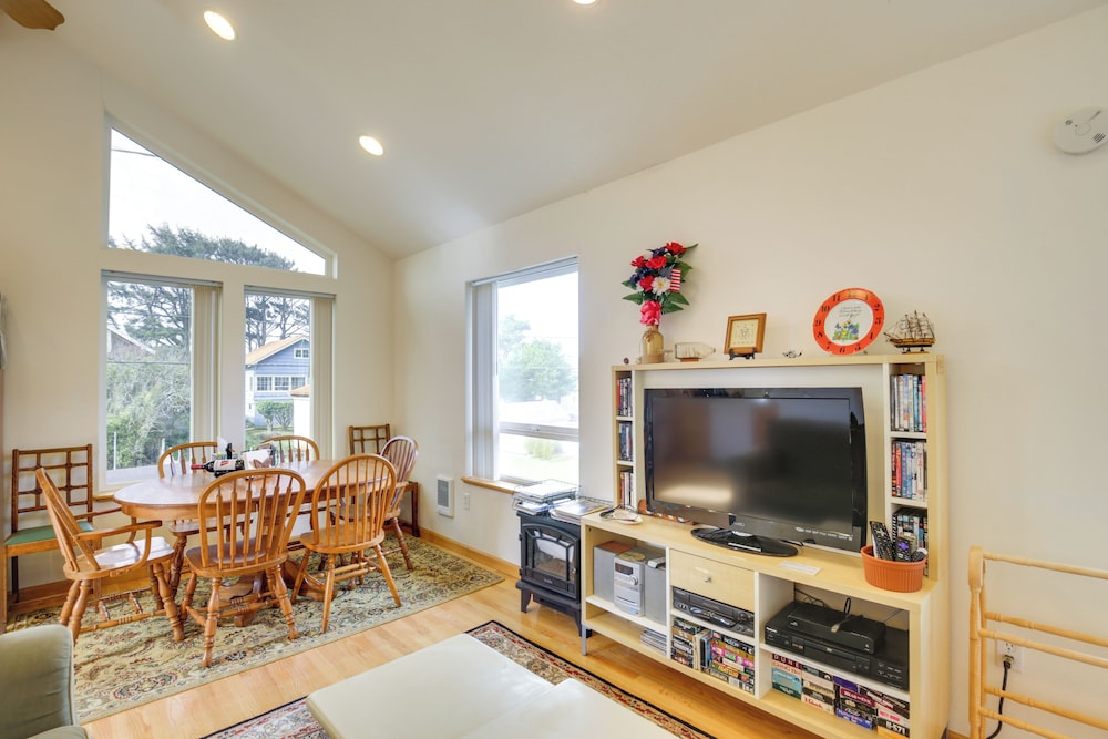 1 Block to Twin Rocks Beach: Pet-friendly Cottage