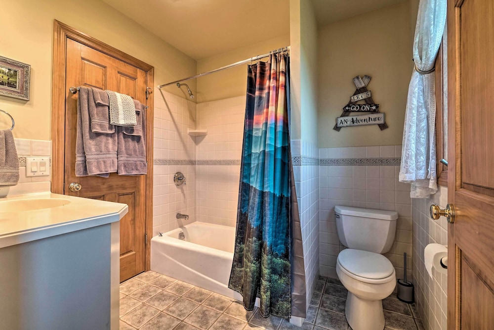 Hilltop Home w/ Panoramic Forest & Mountain Views!