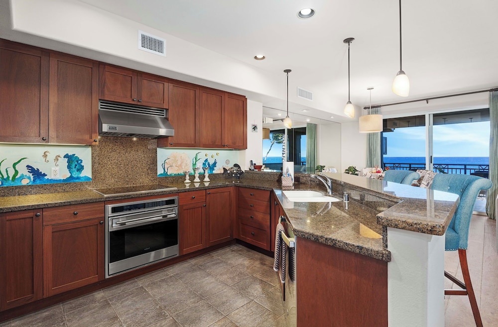 Direct Ocean Front - AC - Concierge Included - Ocean Viewing Lanai & Near Shops! -vrkcv