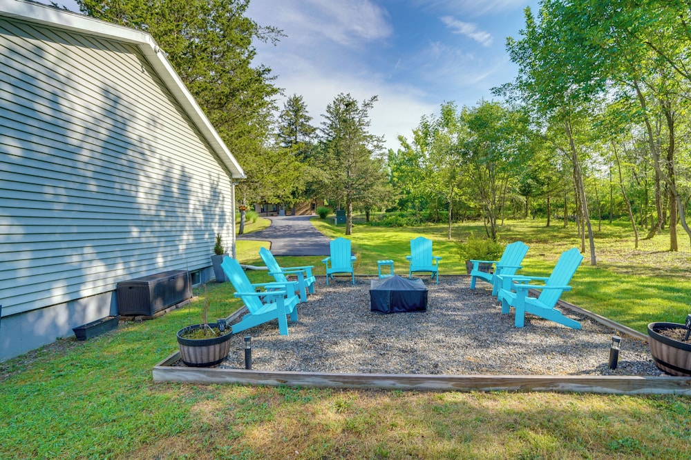 Fire Pit, Deck & Water Views: Athens Home!