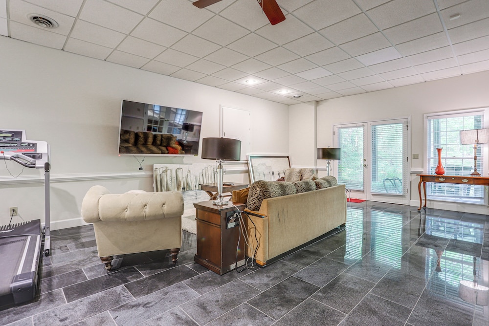 3 Mi to Roswell Riverwalk: Spacious Getaway!