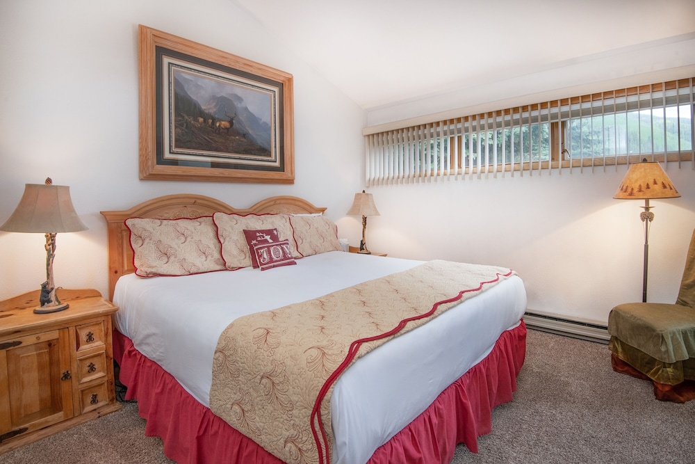 Snowfox #302 2 Bedroom Condo by RedAwning view 3