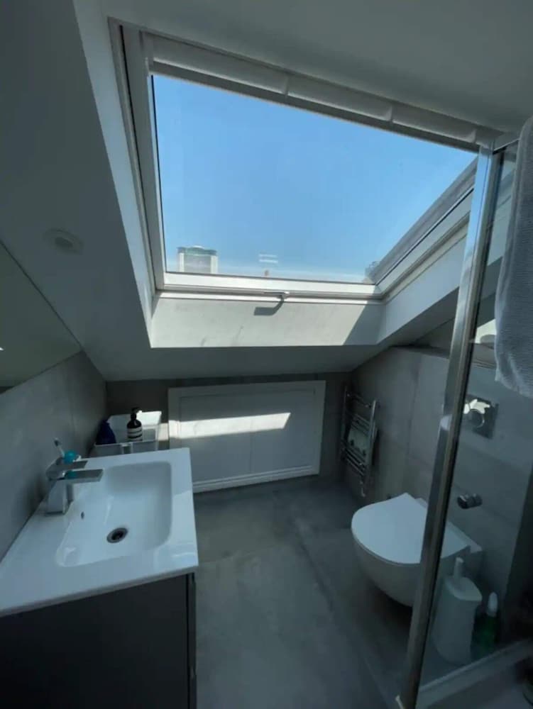 Stylish & Bright 3BD Flat With Balcony - Fulham