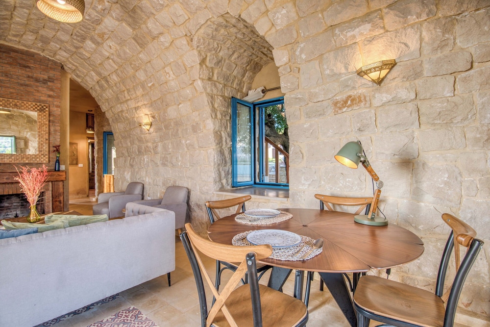 Red Oak House With Garden & Terrace in Assia, Batroun