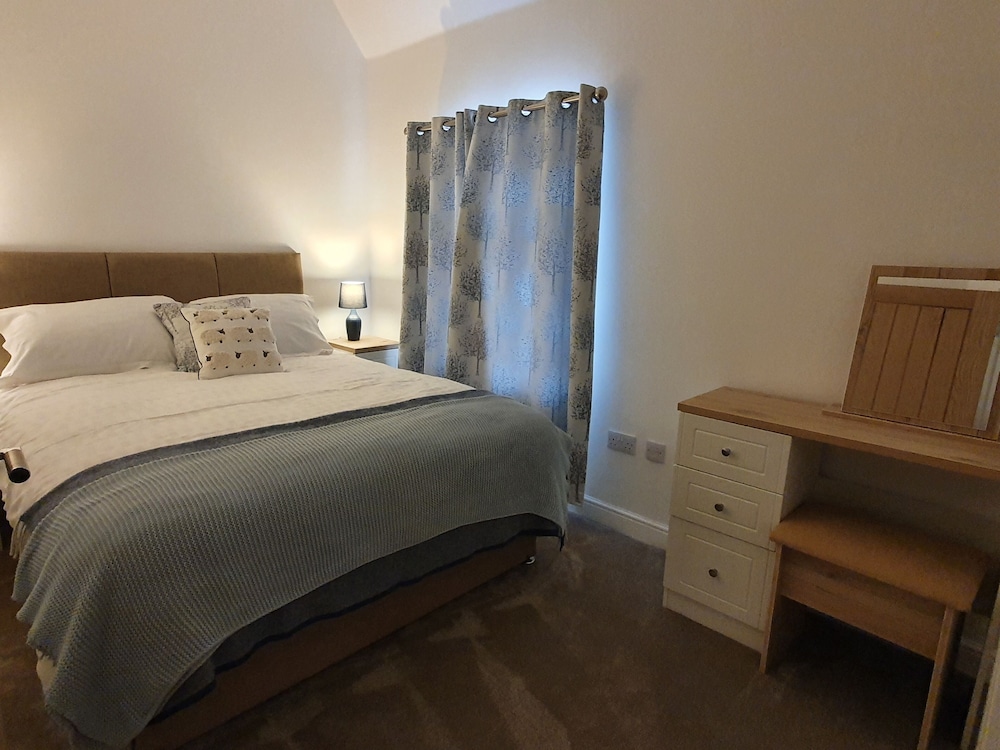 Inviting 2-bed Barn With hot tub Near Muirkirk view 3
