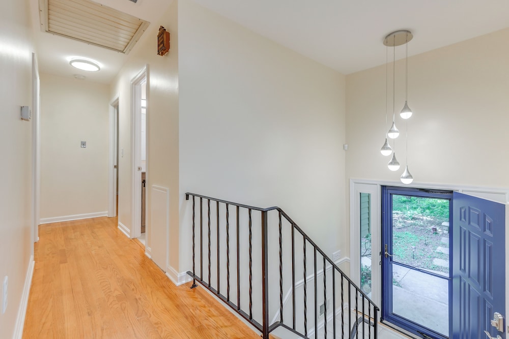 9 Mi to Historic District: Ellicott City Home!