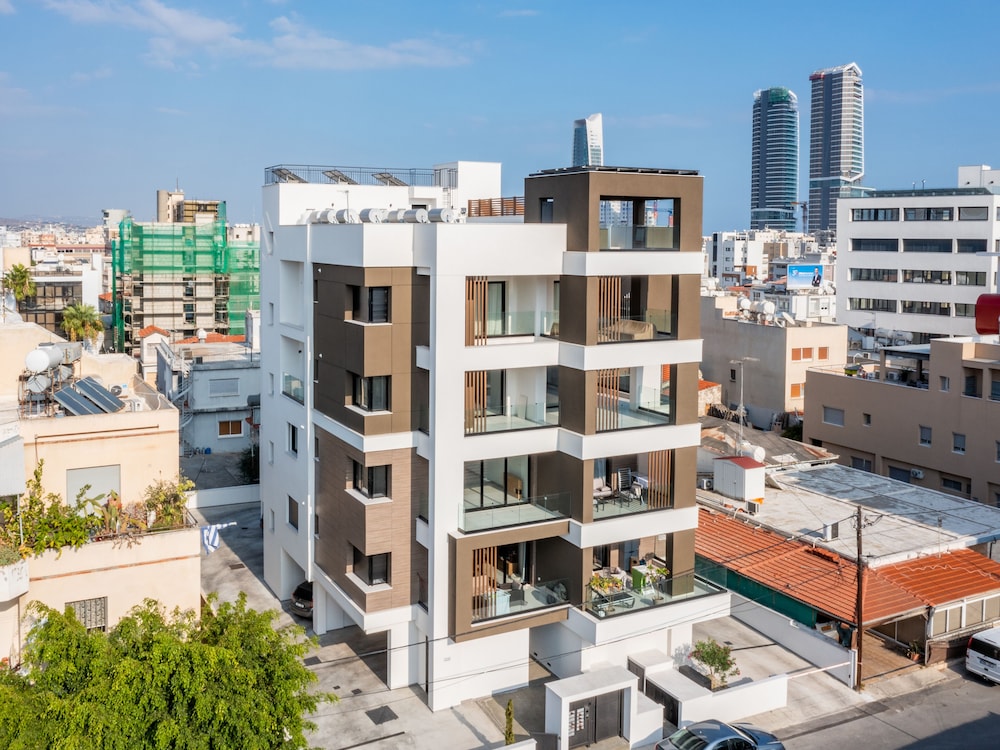 Sanders Premier - Nice 2 bdr apt With Balcony