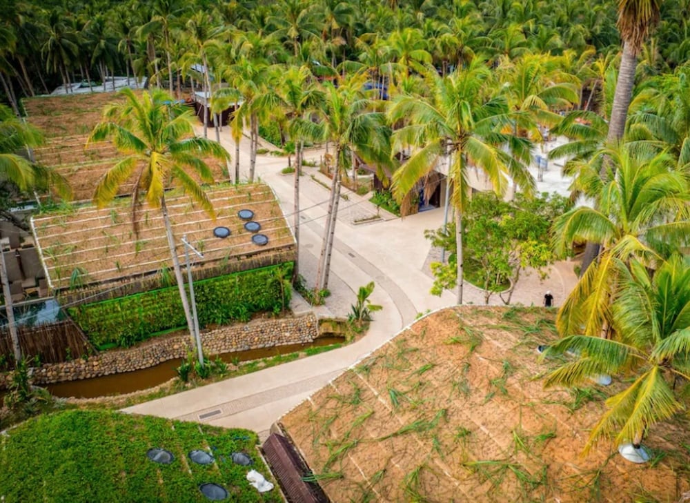 Villa with pool in an ecovillage Nido Fi