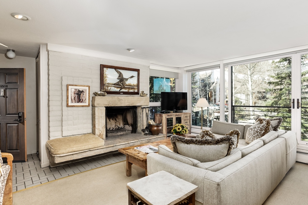 Durant Condominiums by Frias