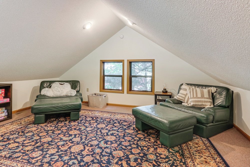Pool Access: Peaceful Cabin in The Woods Resort!