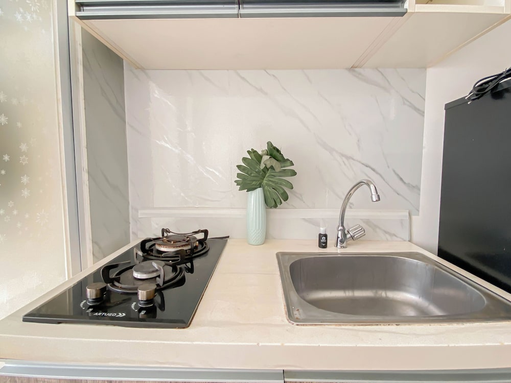 Basic 1Br Apartment At Vittoria Residence