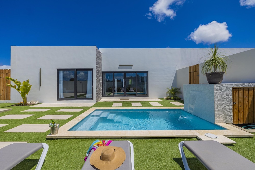 Brand NEW 3BR w Private Pool Walk to Palm Beach